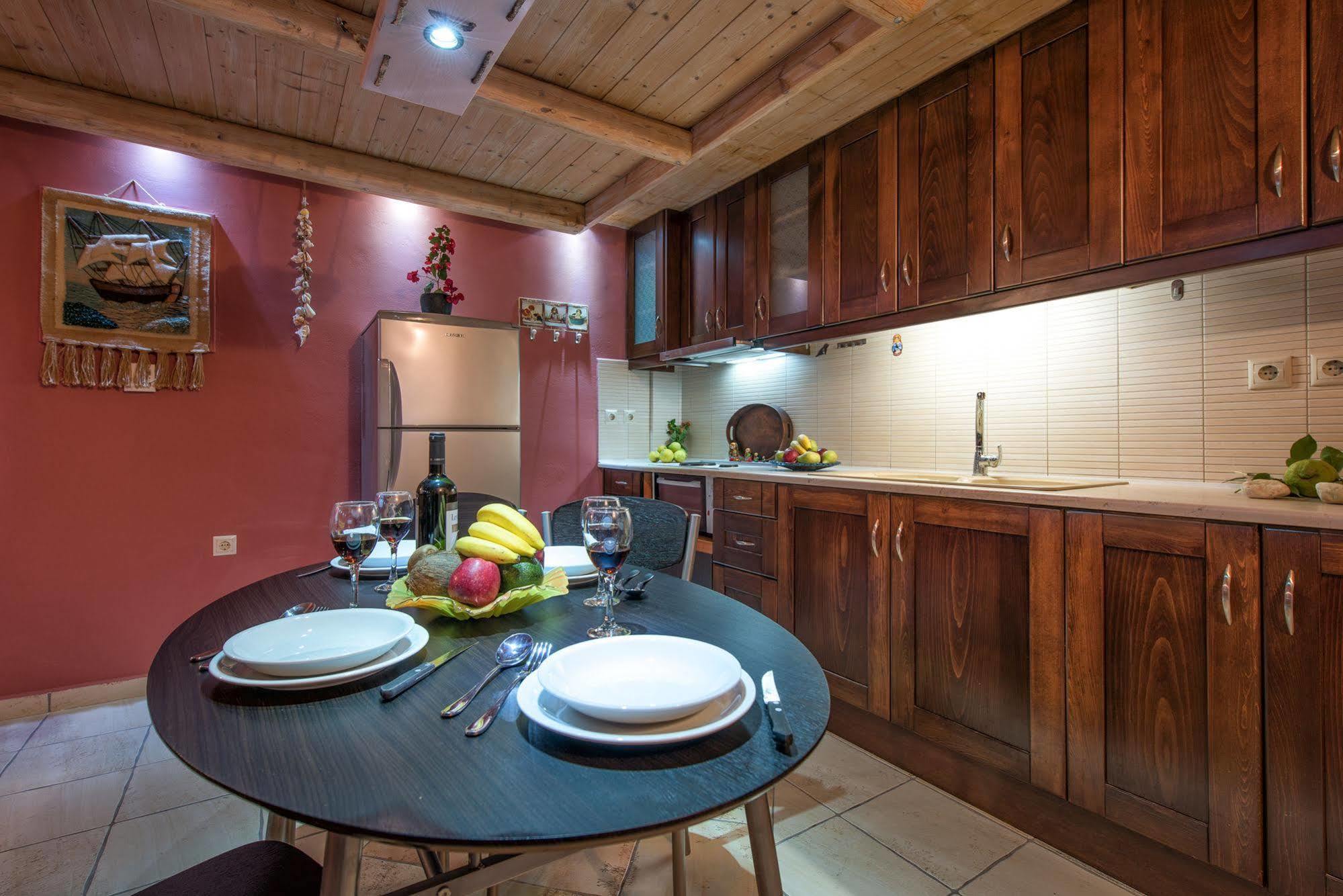 Dante's Maisonettes Amoudi